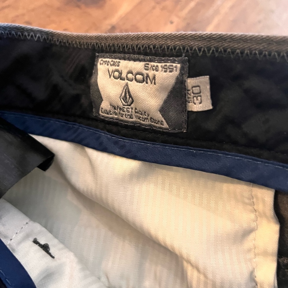 Volcom Shorts Size 30 - image 1